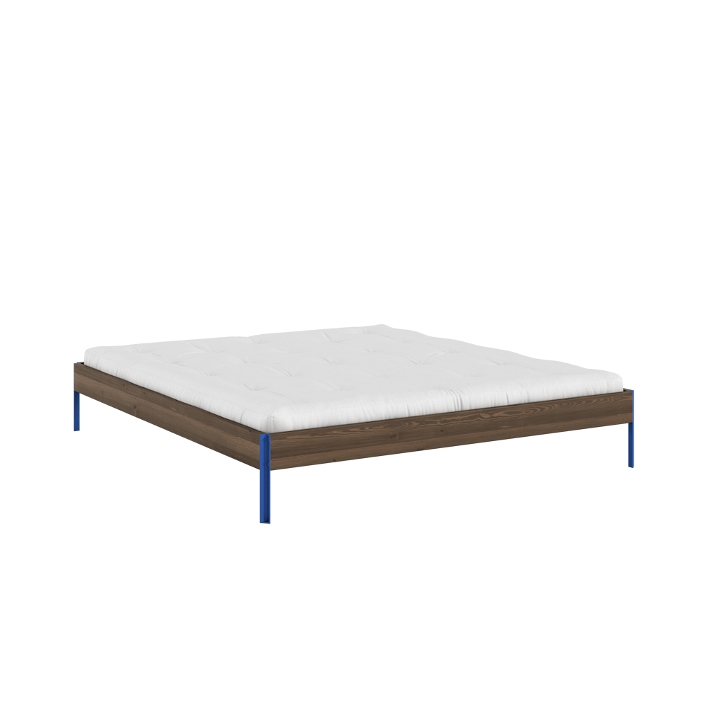 KARUP Dřevěná postel CORE 180x200 cm tmavě hnědá modré nohy